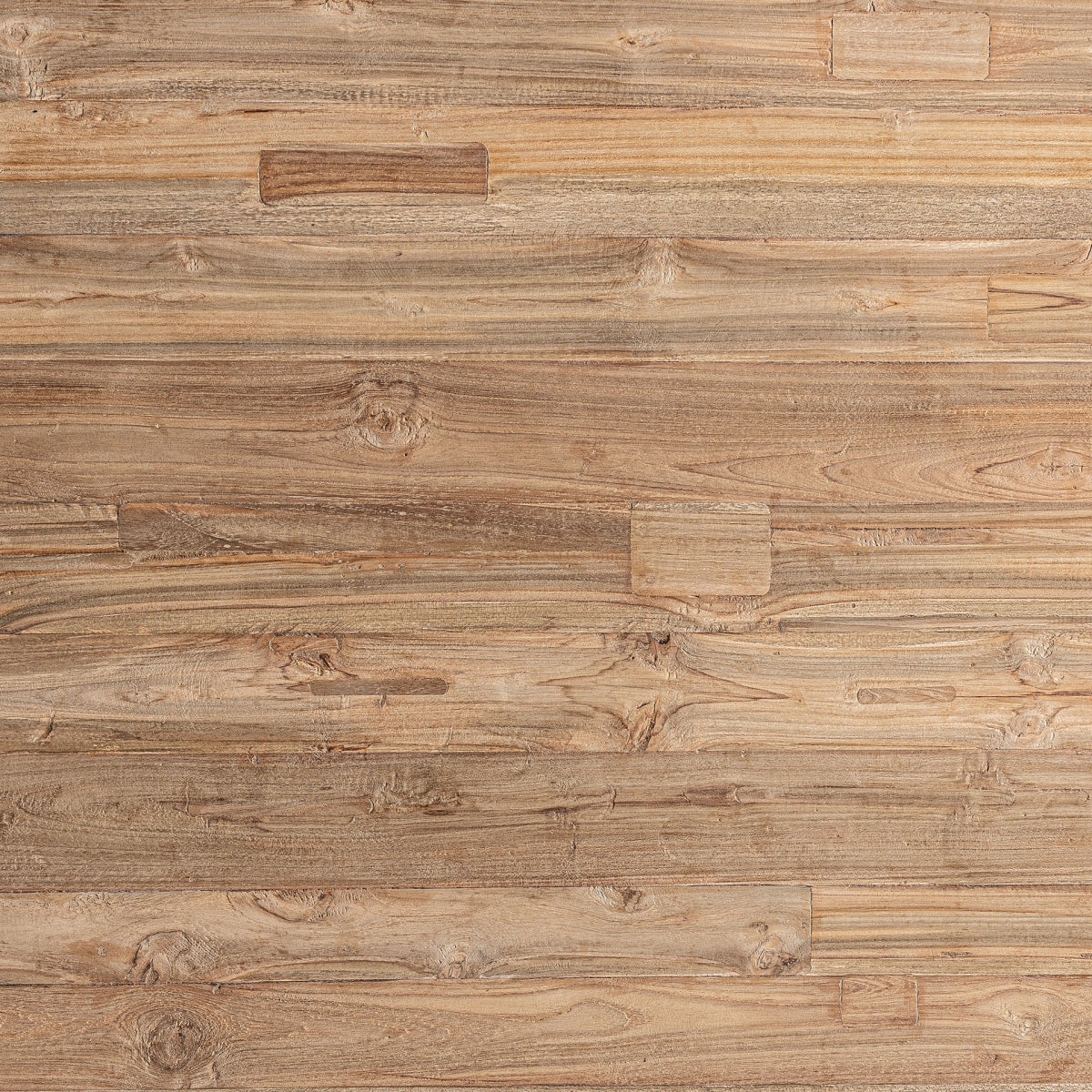 Suelo de madera de color marrón claro con vetas de madera natural y nudos visibles, que recuerdan la rica textura que se encuentra en la Mesa de comedor en madera de teka reciclada Lux.