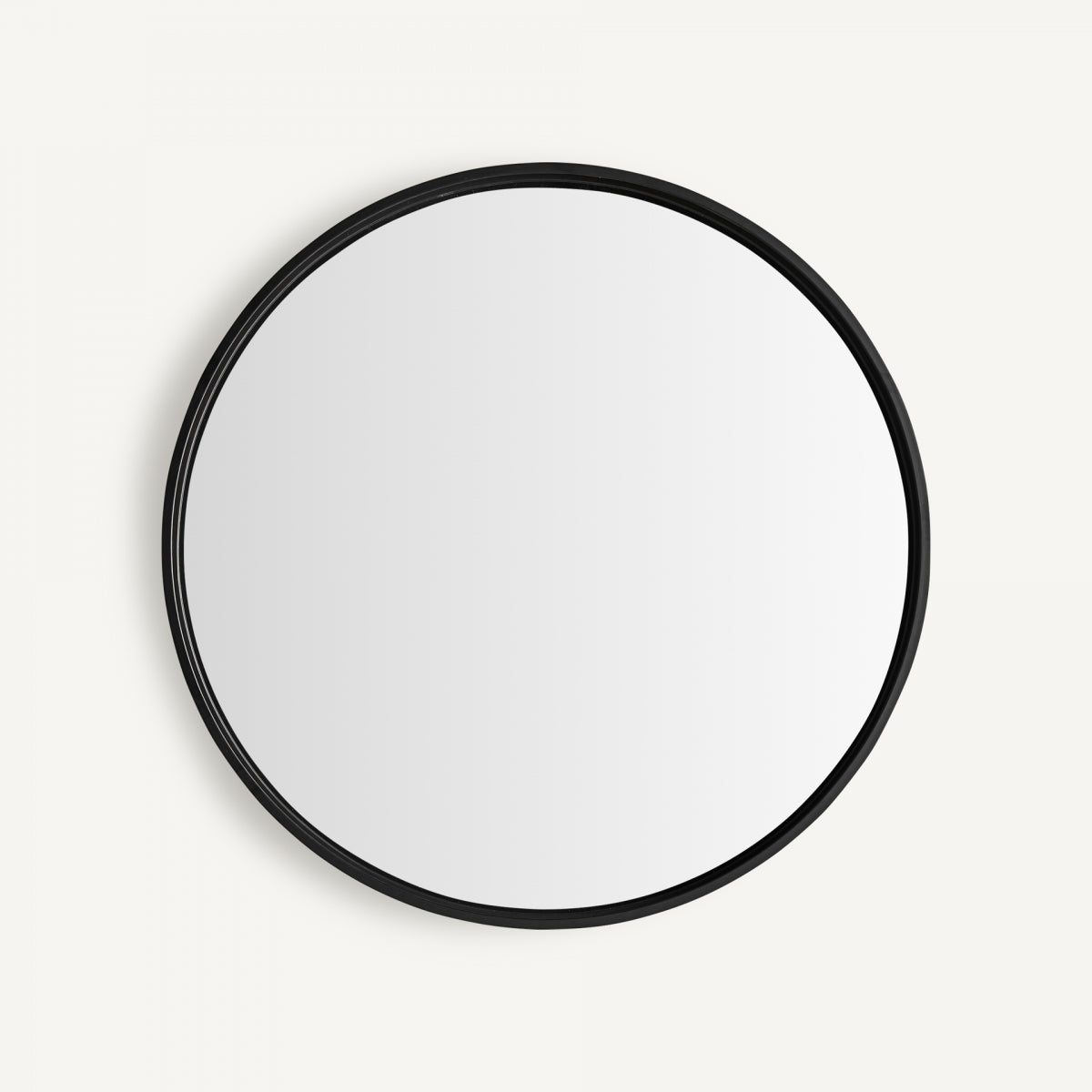 El Espejo redondo en hierro negro y DM Aimar (100x100 cm) tiene un fino marco negro de estilo art déco, ideal para ampliar la percepción del espacio en cualquier estancia.