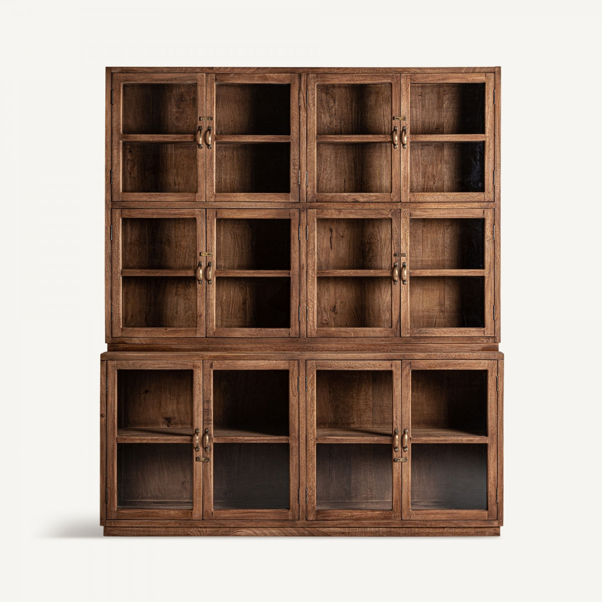 La vitrina rústica en madera reciclada Jekye, con puertas de vidrio, dos niveles y dieciséis compartimientos, se destaca sobre un fondo claro, ideal para crear un ambiente acogedor.