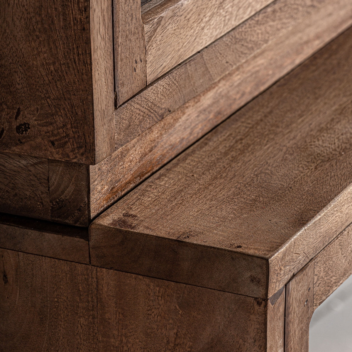 Primer plano de la junta de esquina de la vitrina rústica en madera reciclada Jekye, resaltando su veta de madera natural y su artesanía, perfecta para crear un ambiente cálido y acogedor.