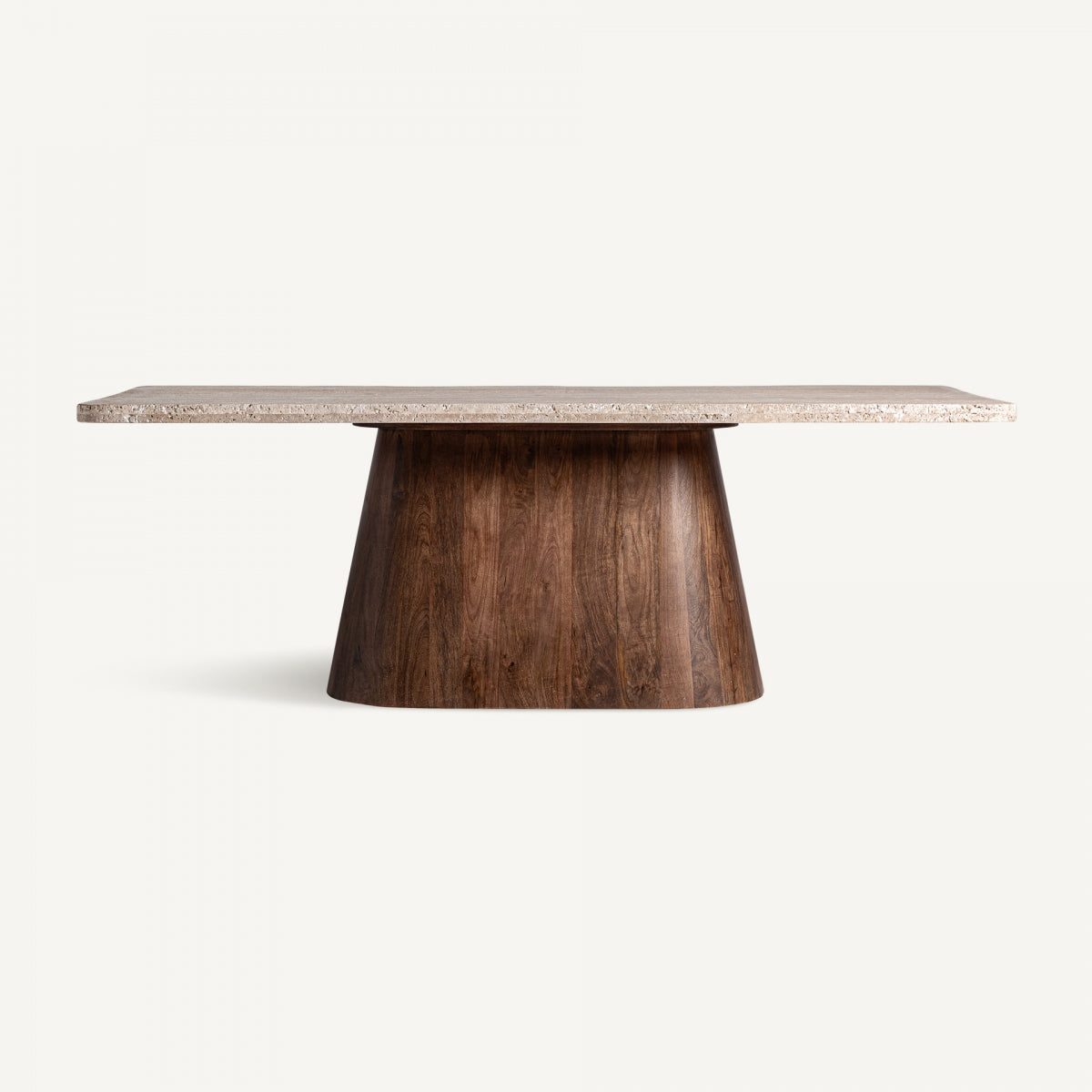 La mesa de comedor en travertino y madera Sannum es una mesa de comedor rectangular con un tablero de piedra pulida hecho de travertino y una base de madera ancha y cónica.