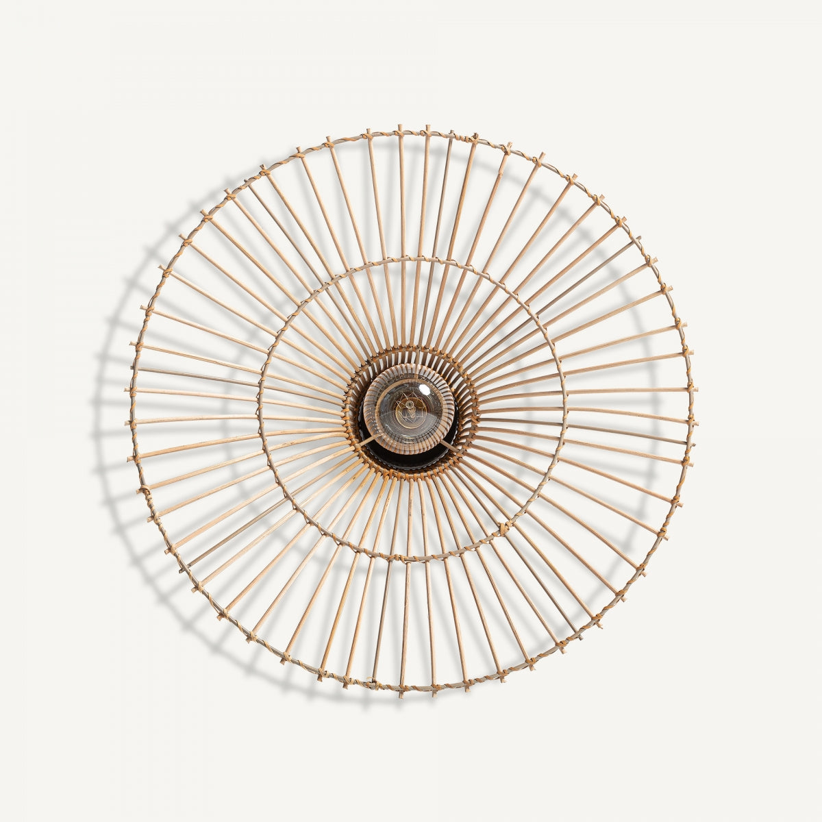 El Aplique de pared en hierro y ratán Temir presenta anillos concéntricos y varillas de metal dorado radiantes con una esfera metálica central, elaborada en hierro y ratán, que se muestra sobre un fondo blanco liso.