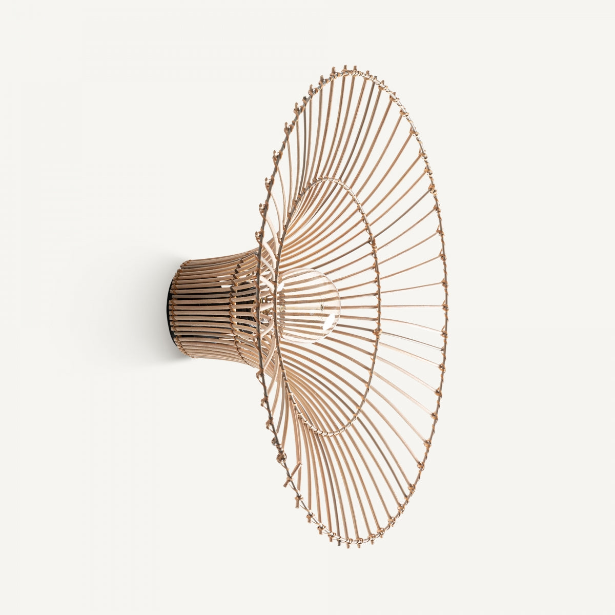 El Aplique de pared en hierro y ratán Temir presenta un diseño circular moderno con finas varillas de metal, ideal para agregar una iluminación elegante y un toque Art Déco a cualquier espacio.