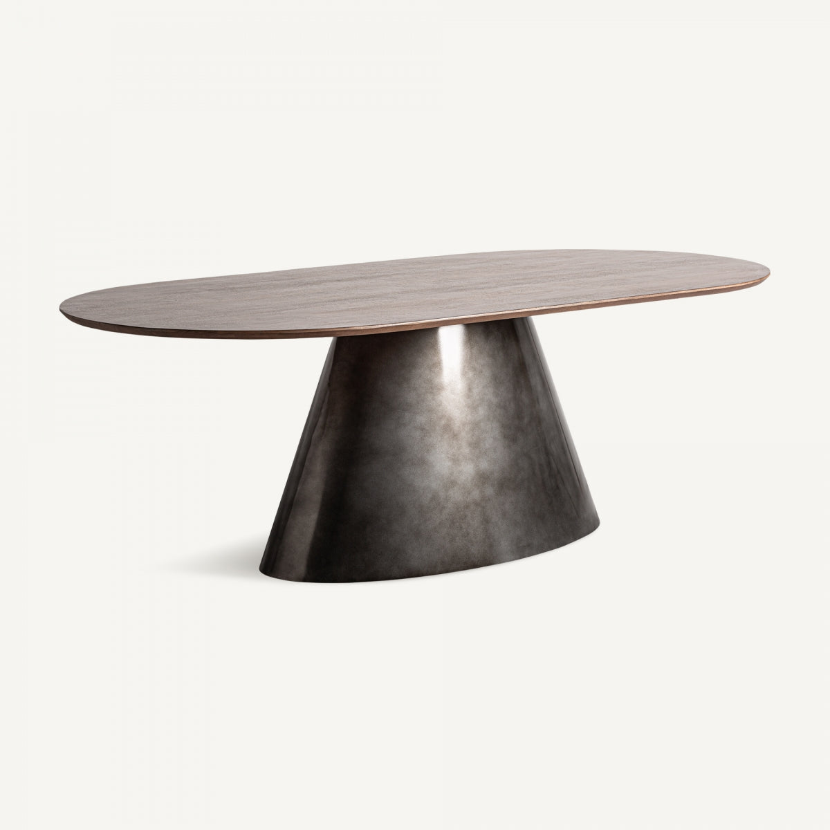 La mesa de comedor rectangular de madera y acero Warhem presenta una tapa de madera ovalada contemporánea hecha de madera de mango duradera con una base metálica curva, todo sobre un fondo blanco liso.