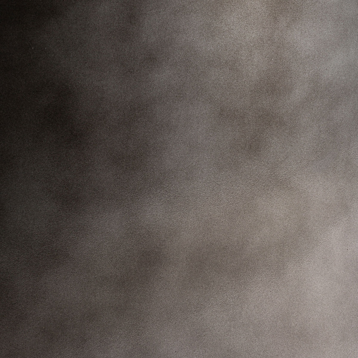 Una superficie gris texturizada en la Mesa de comedor rectangular en madera y acero Warhem, con un aspecto suave y turbio que recuerda al elegante diseño art déco.