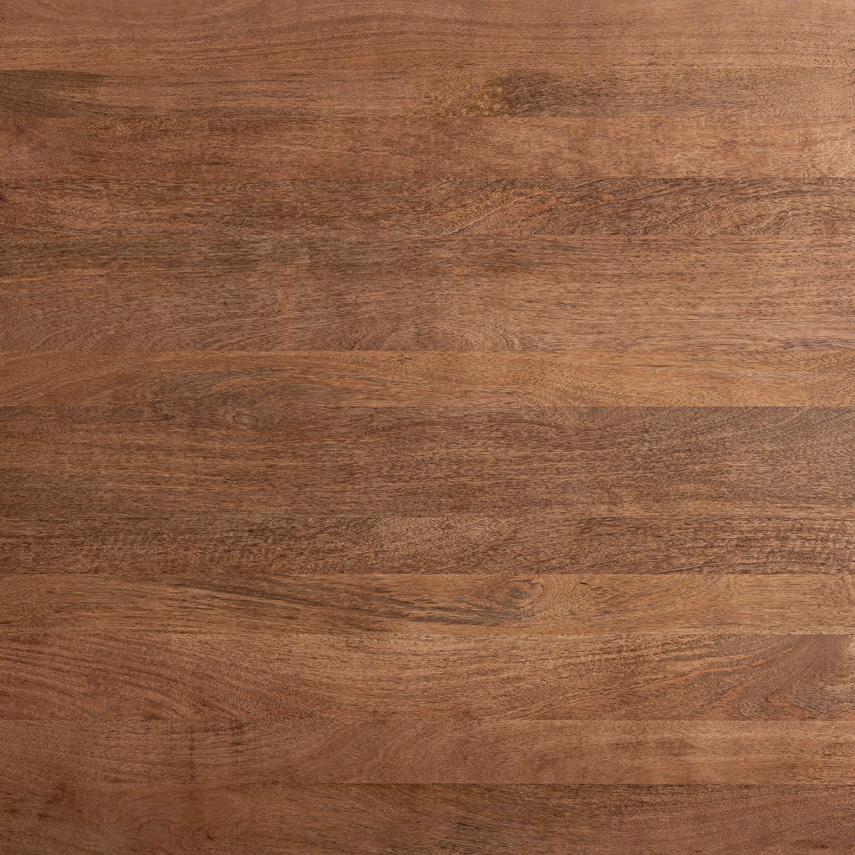 Una vista de cerca de una superficie de madera marrón con un patrón de veta natural, similar a la Mesa de comedor rectangular en madera y acero Warhem que a menudo se encuentra en los comedores Art Deco.