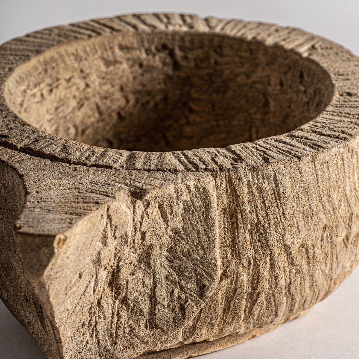 El Centro de mesa de piedra clásica Icaro tiene textura rugosa, forma redonda y patrones tallados por dentro y fuera, además de una muesca lateral. Ofrece elegancia y distinción con su exclusivo acabado envejecido.