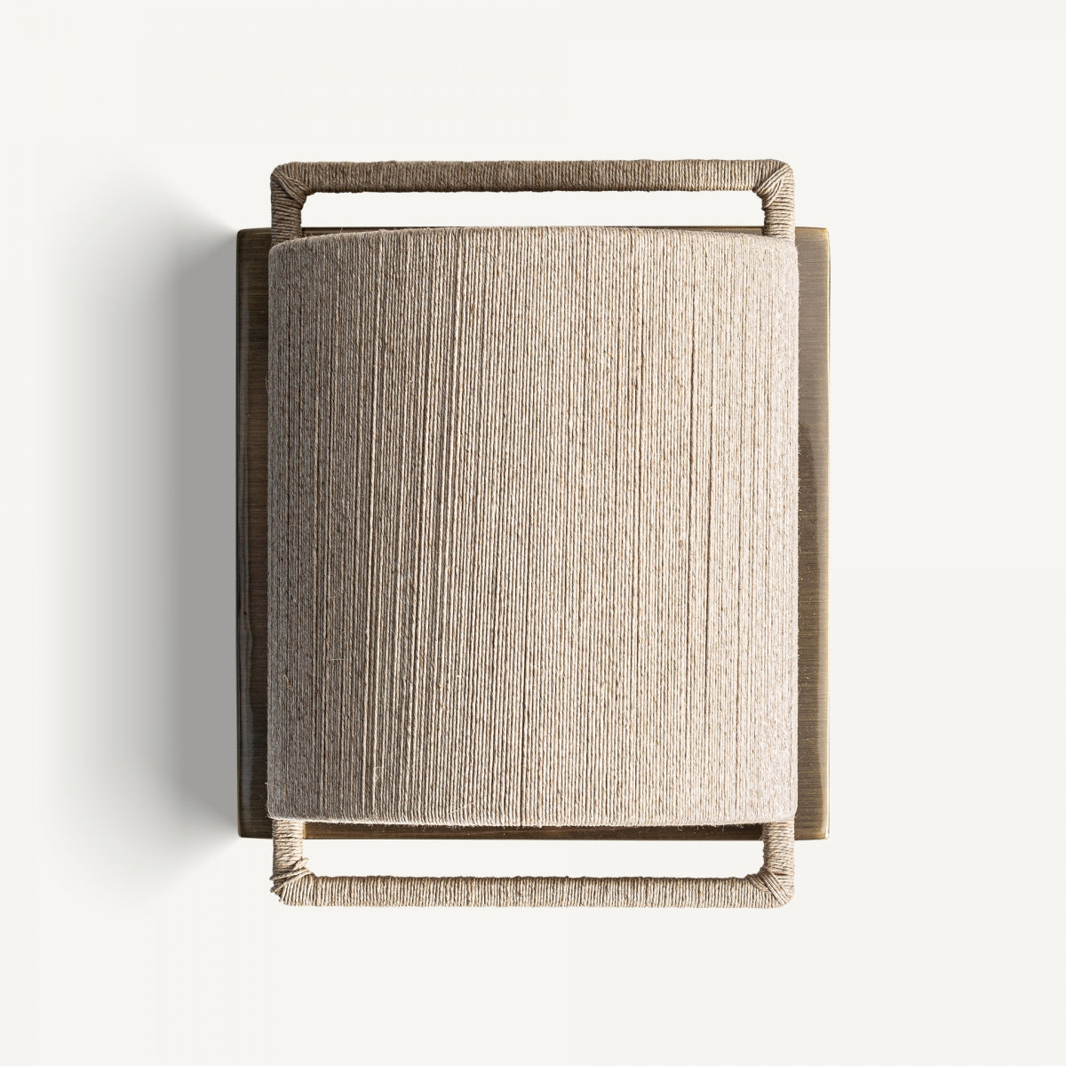 Aplique de pared en hierro y cuerda Rives con pantalla tejida rectangular y marco metálico, visto desde arriba sobre fondo blanco. Aporta estilo y funcionalidad al espacio con su iluminación elegante e impactante.