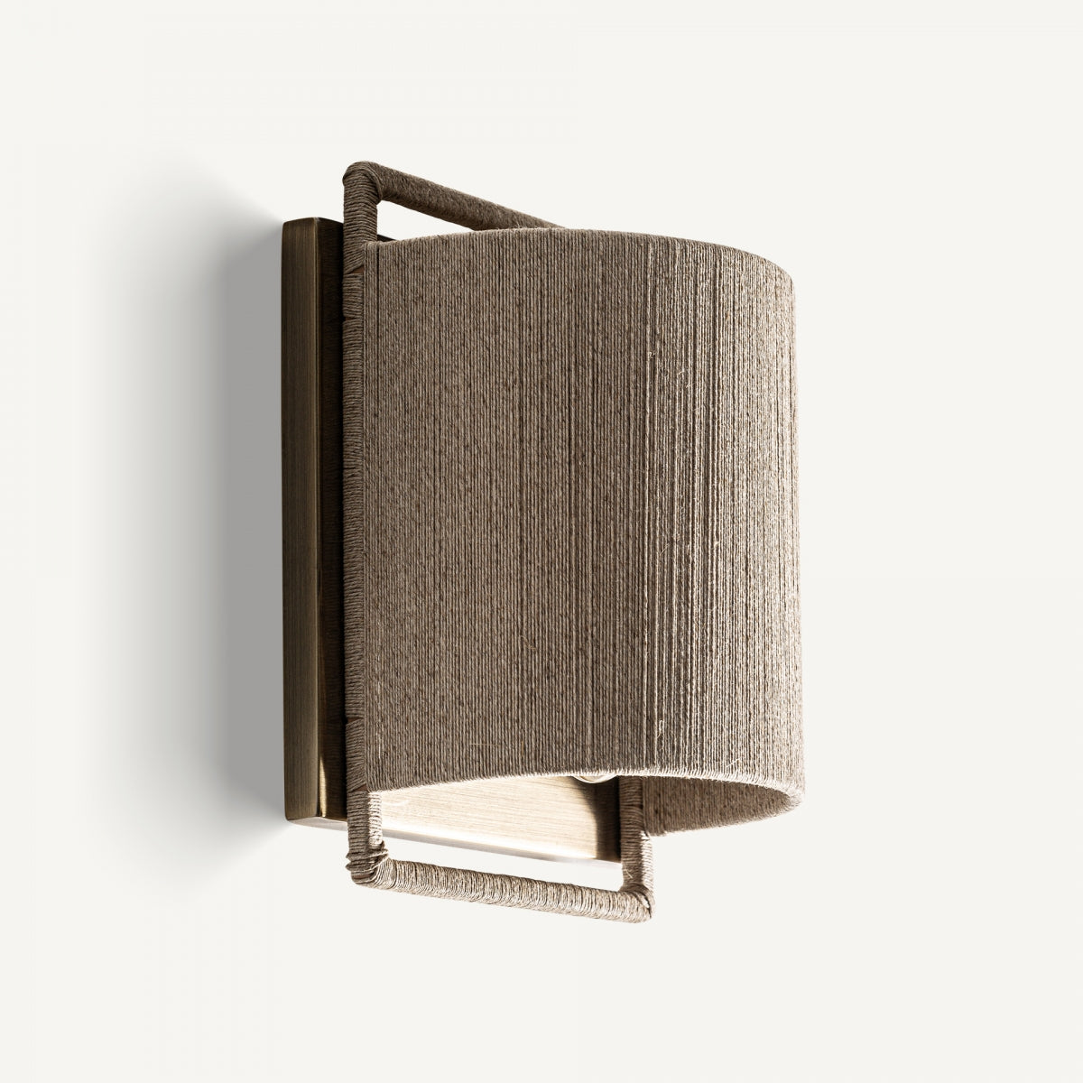 El aplique de pared en hierro y cuerda Rives presenta base rectangular y pantalla texturizada beige, ideal para aportar estilo y funcionalidad con una iluminación impactante en cualquier ambiente.
