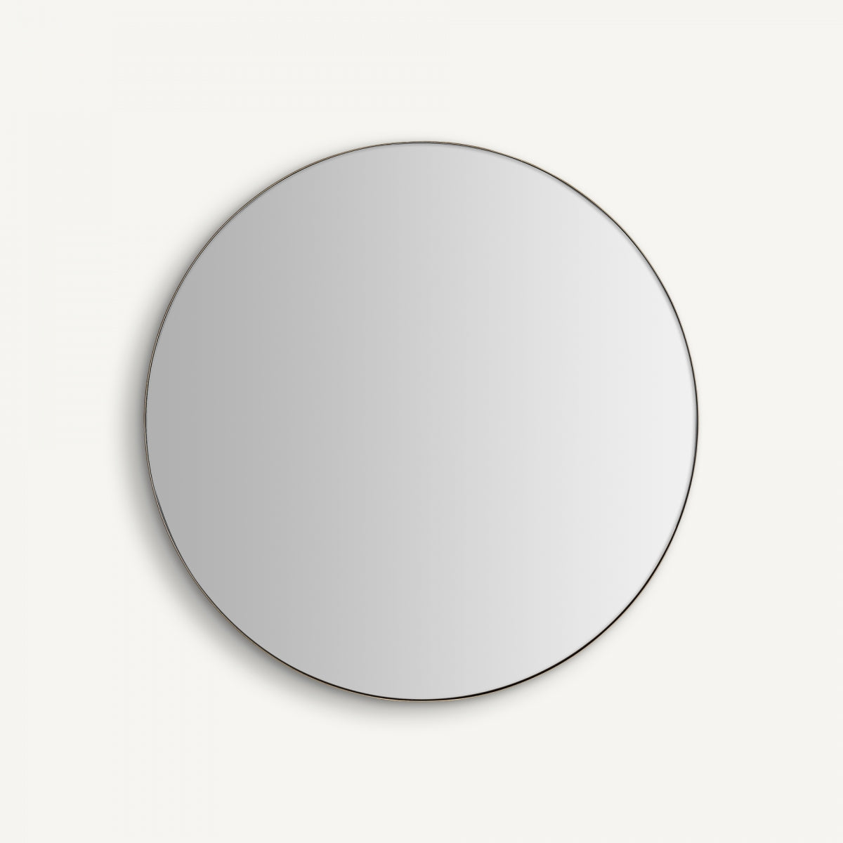 Espejo redondo en hierro acabado oro de 90 cm de diámetro modelo Nuria, ideal para decoración de interiores, sobre un fondo blanco liso.