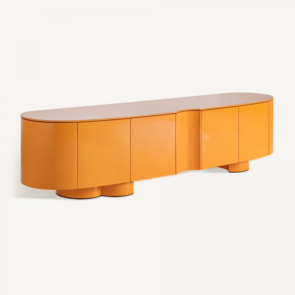 El Mueble TV de madera DM y hierro Mirkov es un aparador elegante y moderno con acabado lacado en naranja, bordes redondeados y múltiples compartimentos cerrados. Sus patas circulares realzan su diseño minimalista sobre un fondo blanco impecable.