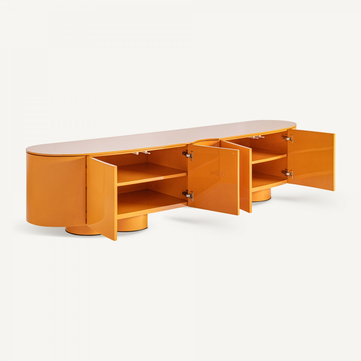 Un mueble ovalado alargado en color naranja, con puertas abiertas que dejan al descubierto los estantes, cuenta con un diseño minimalista. Su acabado lacado contrasta sobre un fondo liso, captando la elegancia del Mueble TV en madera DM y hierro Mirkov.
