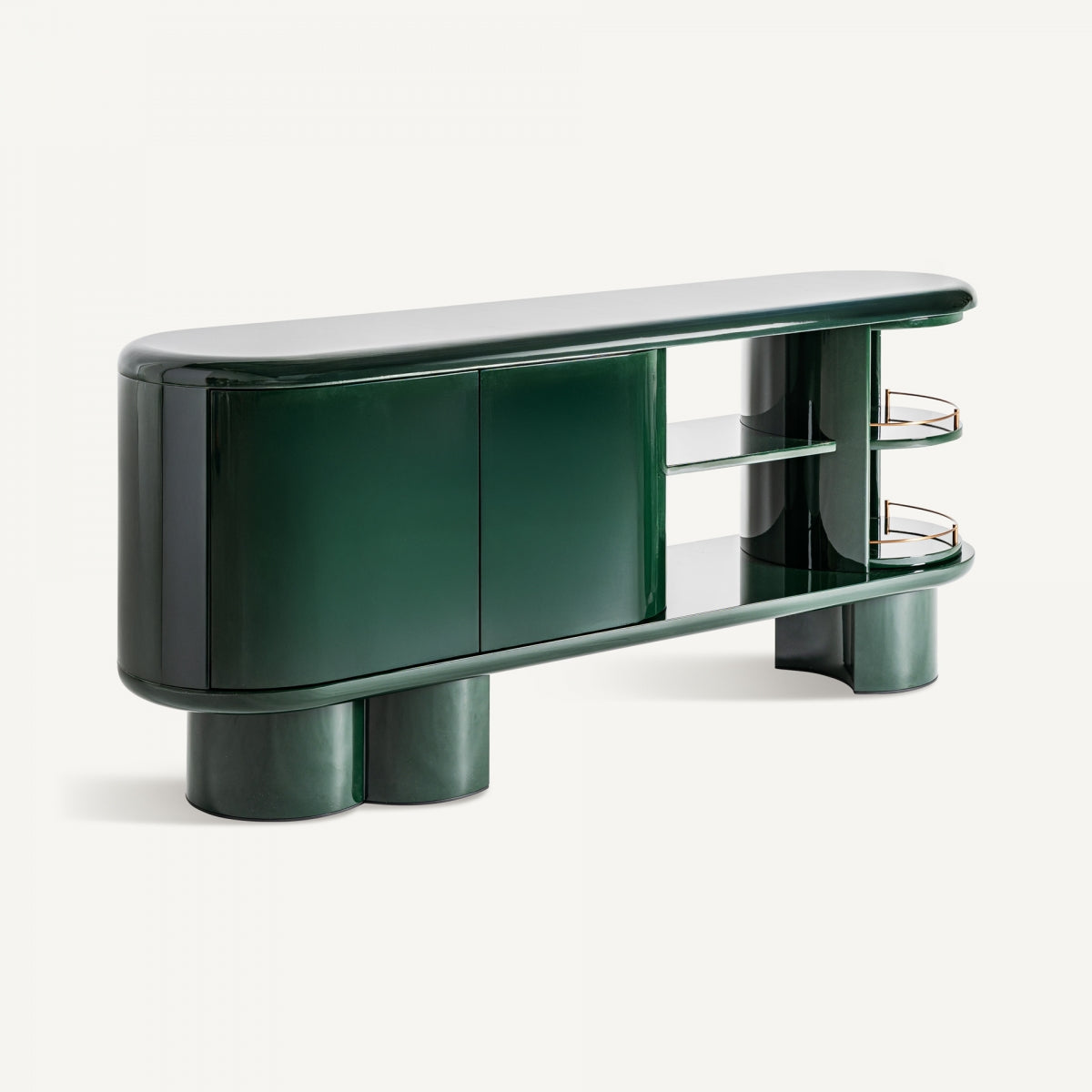 Aparador en DM verde y acero inoxidable (180x45 cm) Gory: aparador en DM verde oscuro brillante con bordes redondeados, puertas de armario, estantes abiertos y patas cilíndricas, ideal para quienes buscan muebles exclusivos, mostrado sobre un fondo blanco liso.