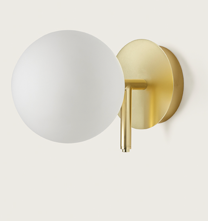 Aplique de pared Atom, diseño minimalista con pantalla redonda de vidrio esmerilado y base metálica dorada. Ideal para iluminar ambientes modernos y luminosos con luz homogénea.