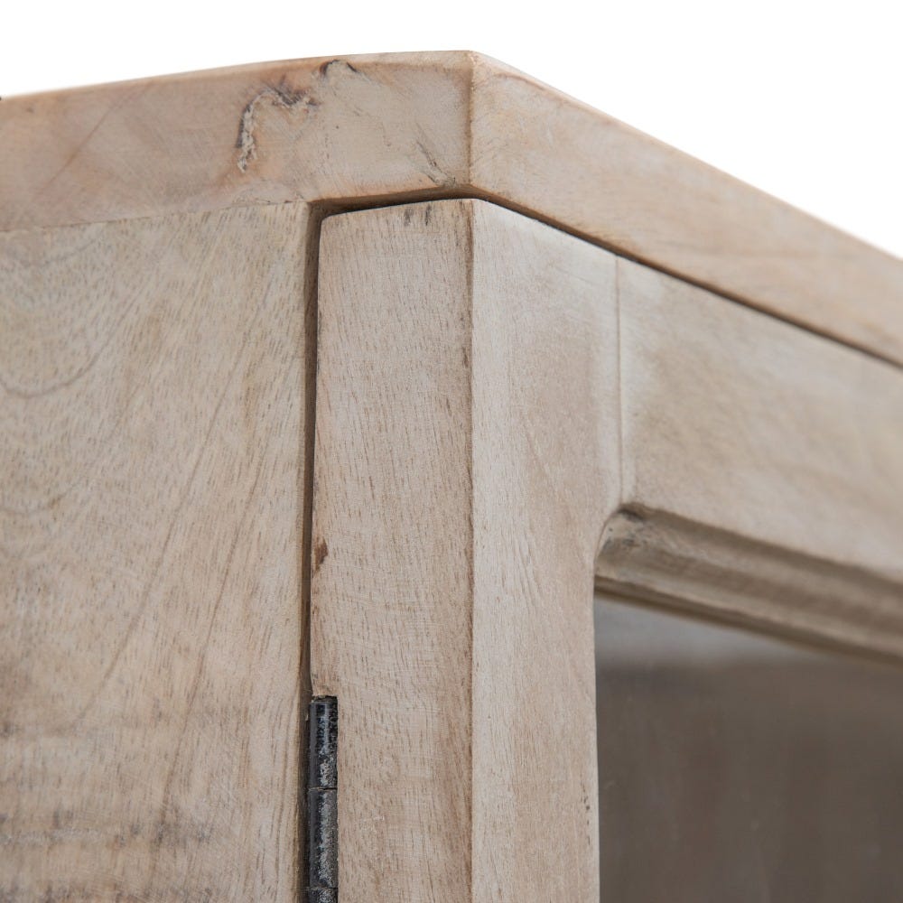 Primer plano de una esquina de Vitrina Alta Natural Blanco Rozado Madera de Mango, este gabinete de madera clara presenta líneas limpias y un acabado de veta natural, que irradia el encanto del Diseño Rústico.