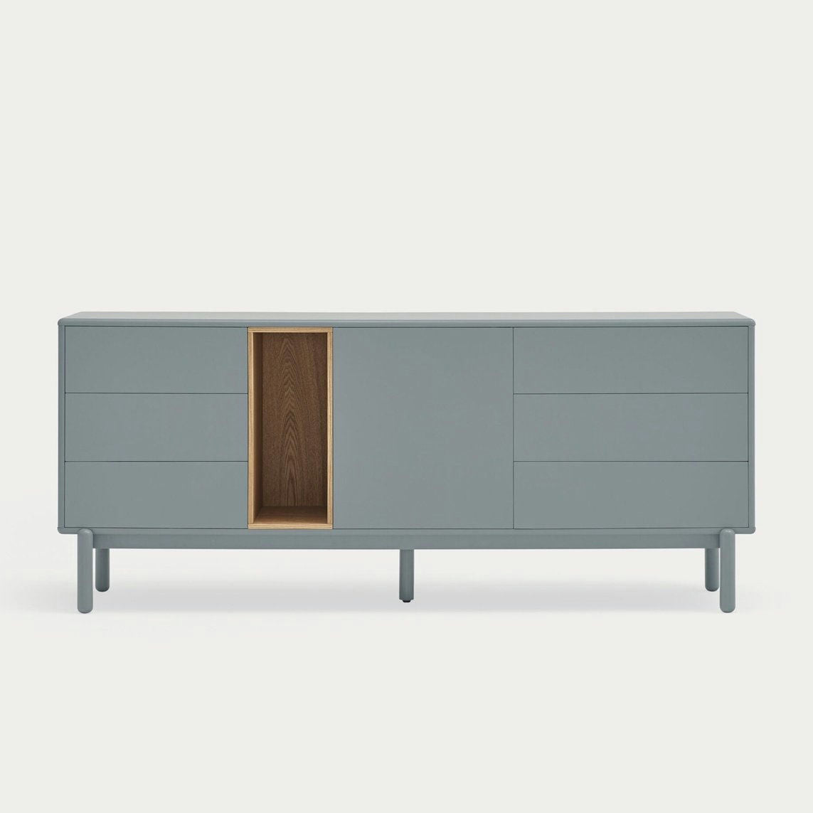 El Aparador bajo con Cajones Corvo 1P6C presenta un diseño moderno en color verde azulado con seis cajones y un estante central abierto de madera, ofreciendo un elegante diseño minimalista con detalles de madera natural.