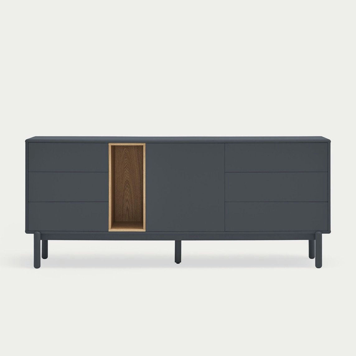 El Aparador bajo Corvo 1P6C es una pieza moderna, de color gris oscuro y diseño minimalista, que cuenta con seis cajones y un compartimento abierto de madera elaborado en madera natural.