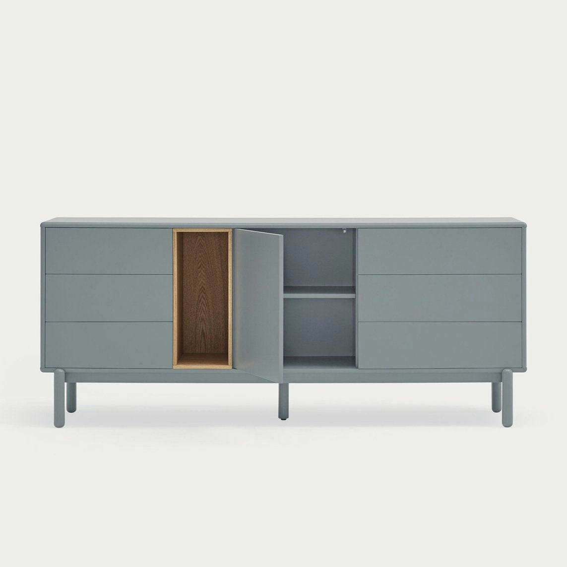 Aparador bajo con Cajones Corvo 1P6C en diseño minimalista, este moderno mueble gris mate ofrece una puerta abierta que revela estantes e interior de madera natural clara.