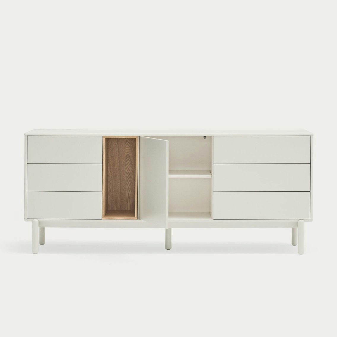 El Aparador bajo con Cajones Corvo 1P6C, diseñado en estilo nórdico con acabado en madera natural, incluye seis cajones y dos estantes centrales abiertos para un almacenamiento versátil.