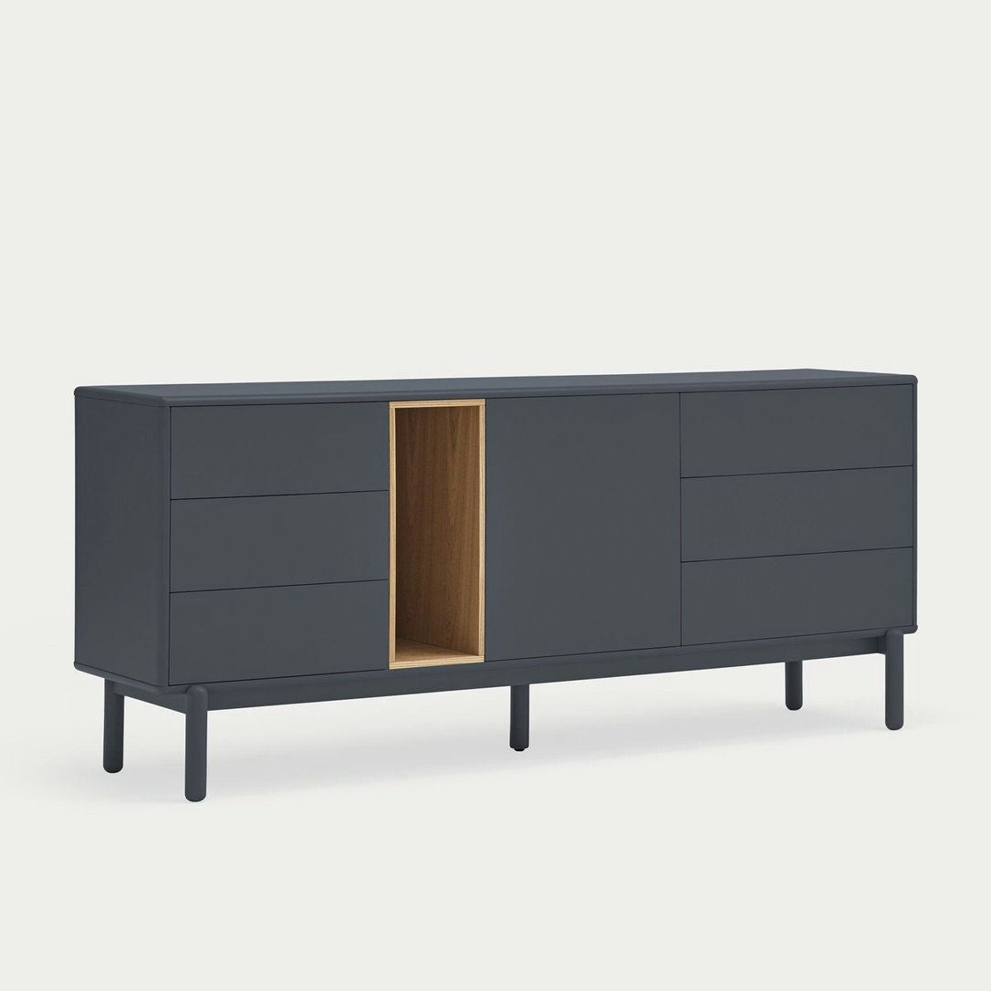 El Aparador bajo con Cajones Corvo 1P6C es un aparador gris oscuro con seis cajones, un compartimento central abierto de madera sobre cuatro patas, y muestra un elegante diseño nórdico con madera natural.