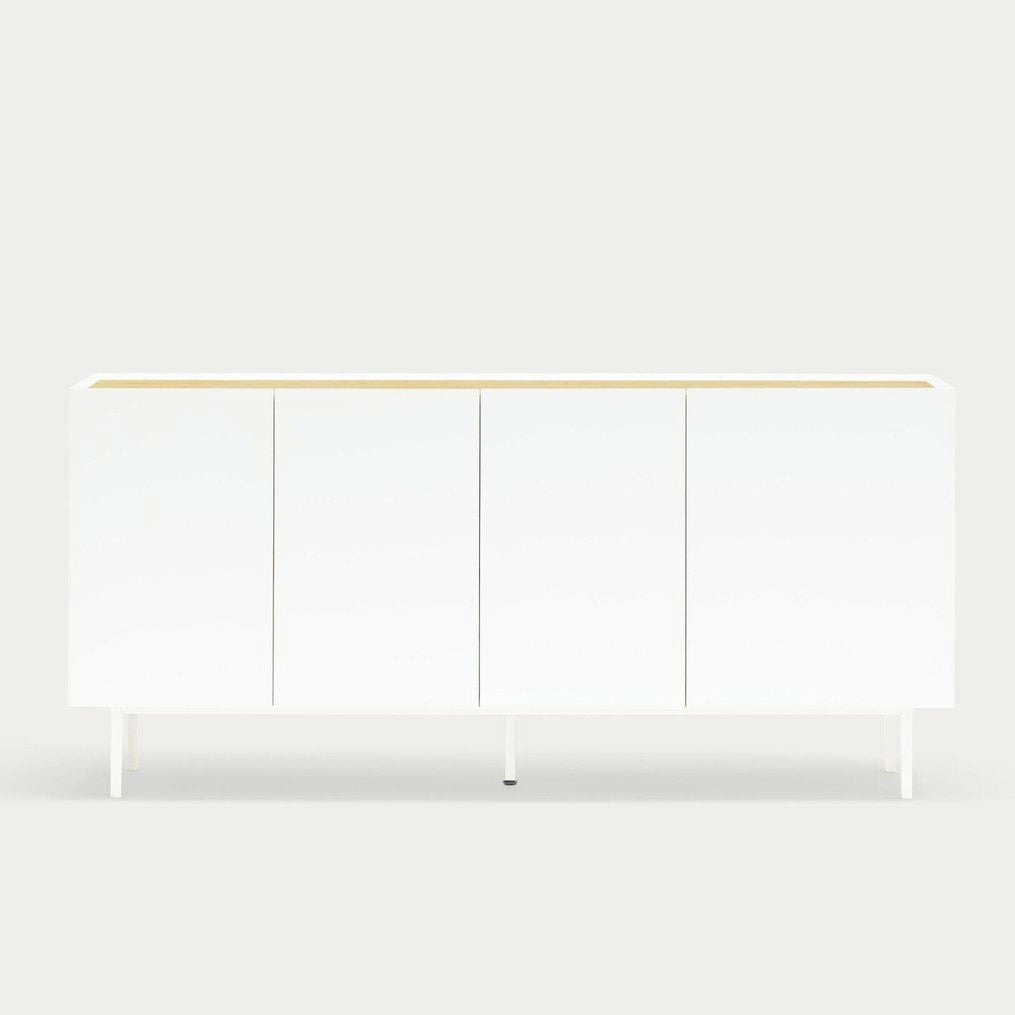 El Aparador bajo con Puertas Arista 4P3C es un aparador minimalista blanco de cuatro puertas, con un diseño limpio. Su diseño moderno y su almacenamiento versátil lo hacen ideal para espacios contemporáneos.