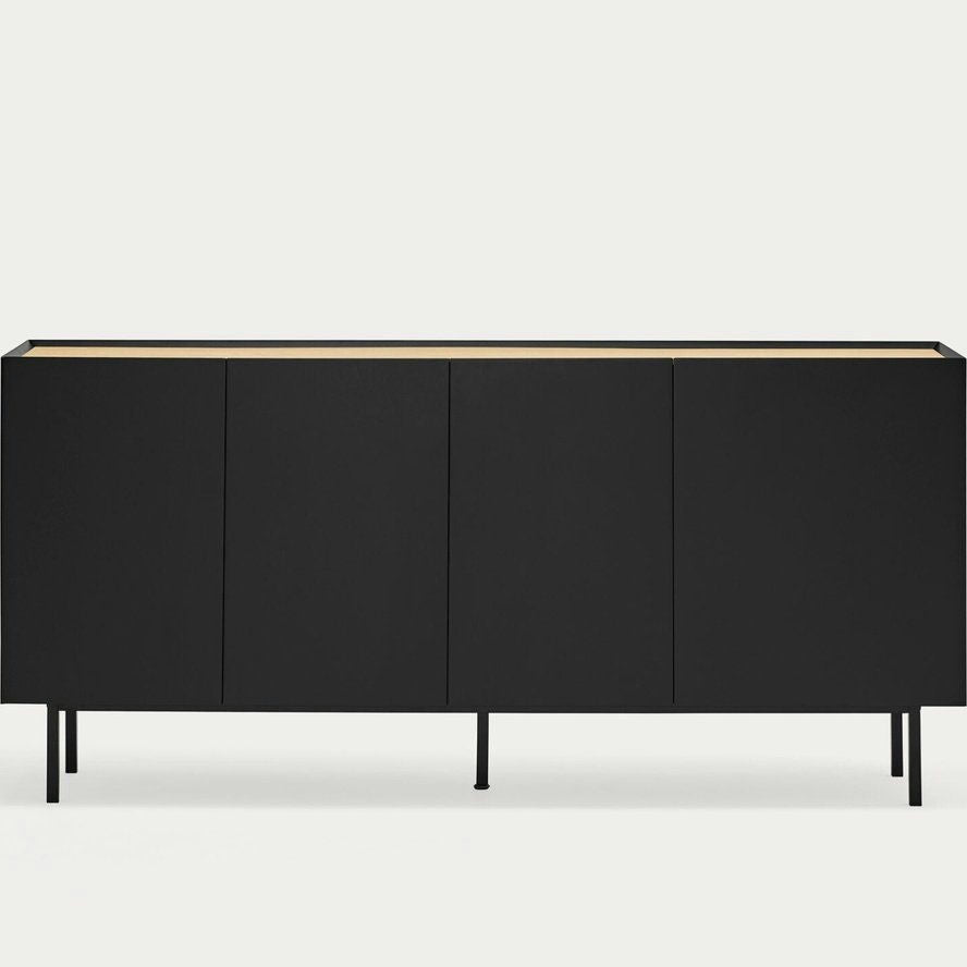 El aparador bajo con puertas Arista 4P3C es un aparador negro elegante y moderno con cuatro puertas sobre patas delgadas de metal sobre un fondo claro. Su almacenamiento versátil lo hace ideal para cualquier espacio contemporáneo.