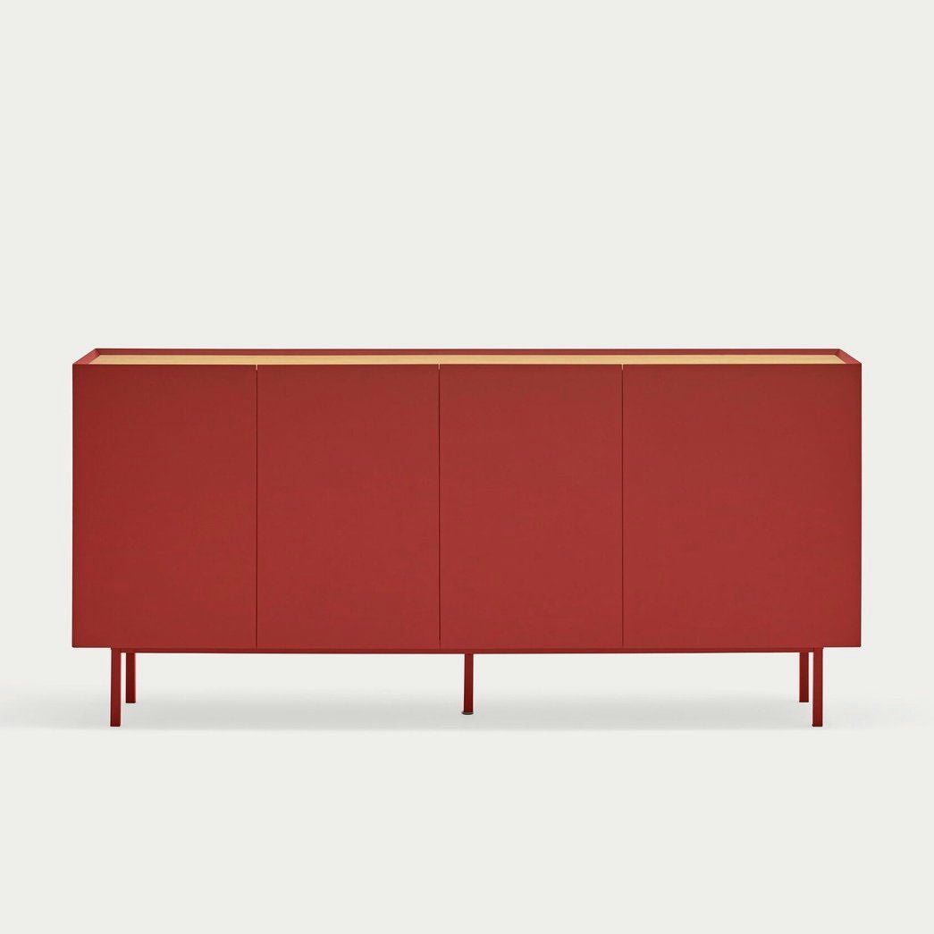 Conoce el Aparador bajo con Puertas Arista 4P3C, un moderno aparador rojo con cuatro puertas y diseño minimalista, ideal para un almacenaje versátil.