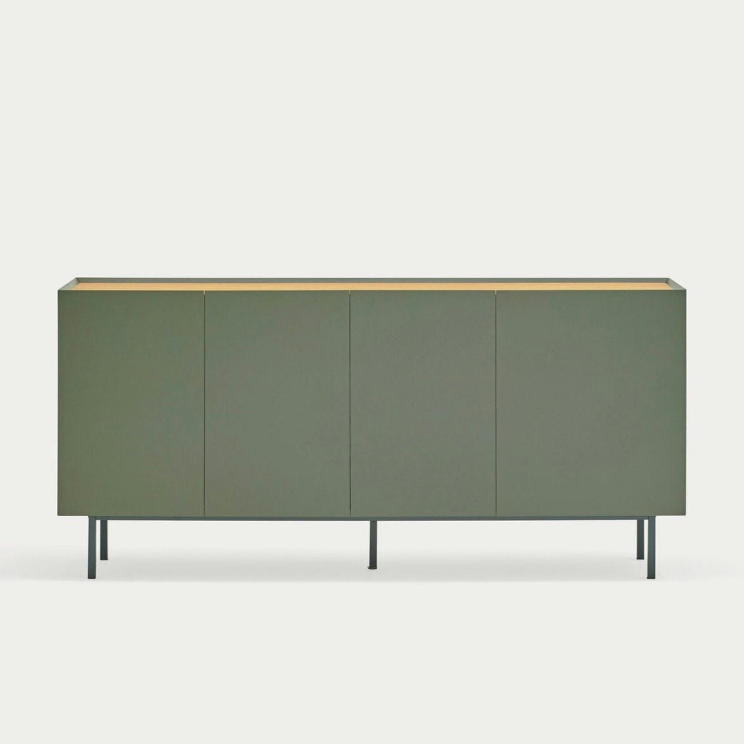 El Aparador bajo con Puertas Arista 4P3C verde minimalista, con diseño moderno y patas esbeltas, ofrece almacenamiento versátil gracias a sus cuatro puertas. Adornado con elegancia sutil contra un fondo simple, es perfecto para cualquier espacio.