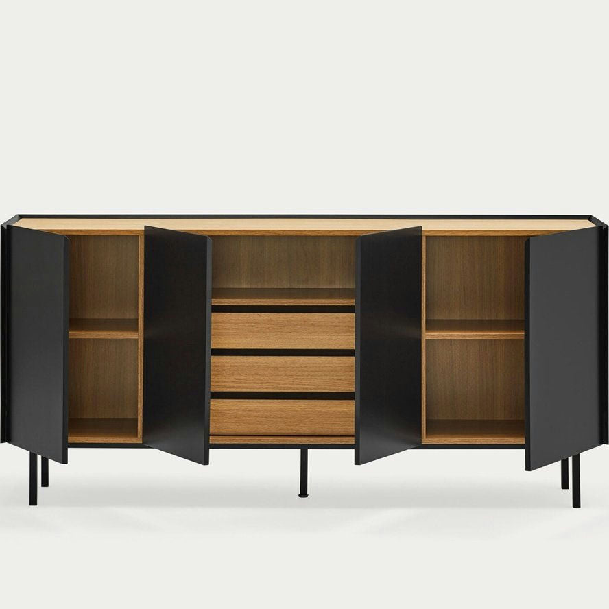 El Aparador bajo con Puertas Arista 4P3C ofrece un diseño moderno exterior negro. Al abrir sus cuatro puertas, encontrarás un almacenamiento versátil con estantes y cajones, ideal para organizar cualquier espacio.