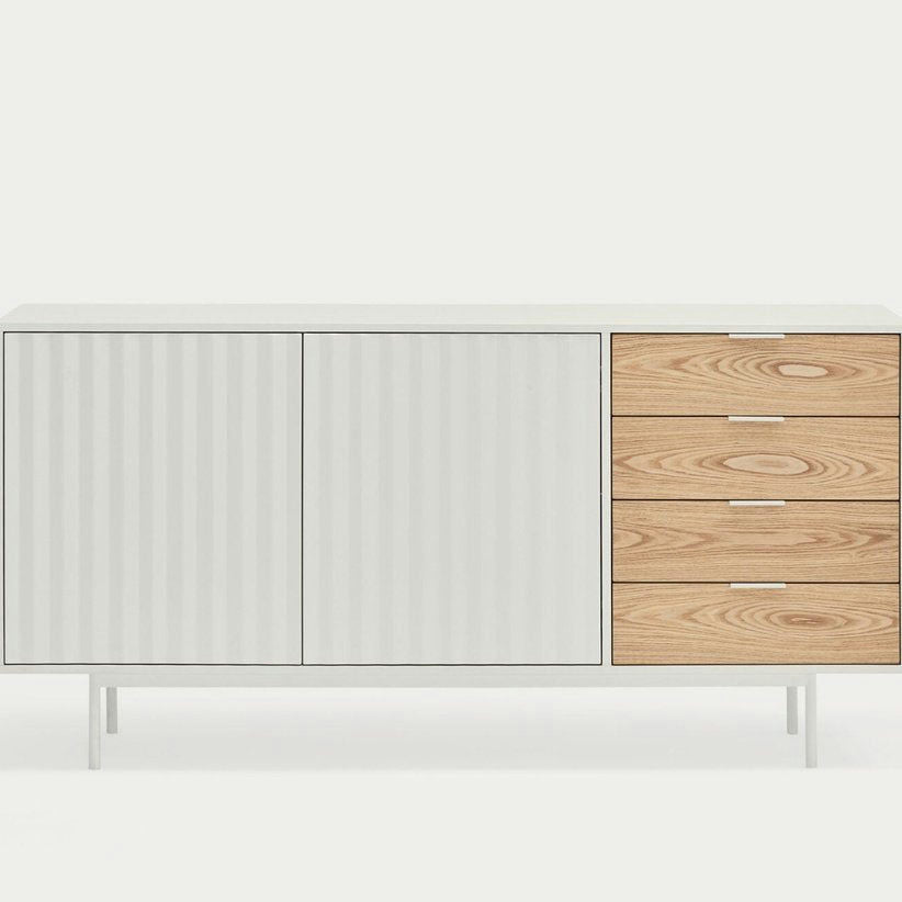 El aparador bajo en madera y DM Sierra 2P4C es un aparador moderno con almacenamiento inteligente, que cuenta con dos puertas con paneles blancos y cuatro cajones de madera que resaltan patrones de vetas sutiles.