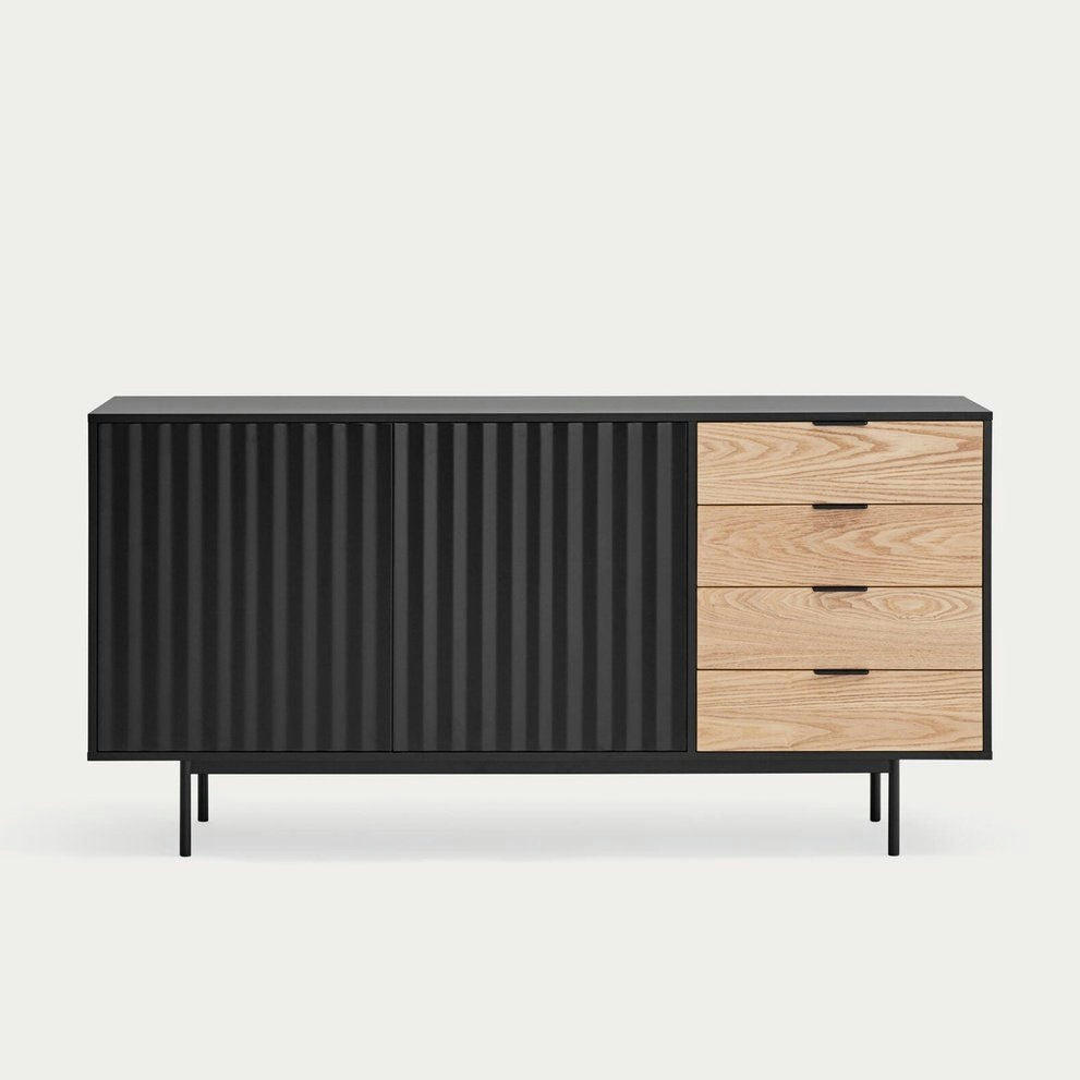 El Aparador bajo en madera y DM Sierra 2P4C es un aparador moderno en madera y DM negro que combina Elegancia Moderna e Industrial, cuenta con tres cajones y una puerta corredera.