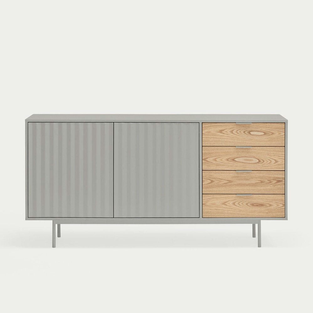 Descubra el Aparador Sierra bajo en madera y DM 2P4C, un aparador moderno con dos puertas con textura gris y tres elegantes cajones de madera. Ofrece elegancia moderna e industrial y sirve como una Solución de Almacenaje Inteligente perfecta para cualquier espacio contemporáneo.