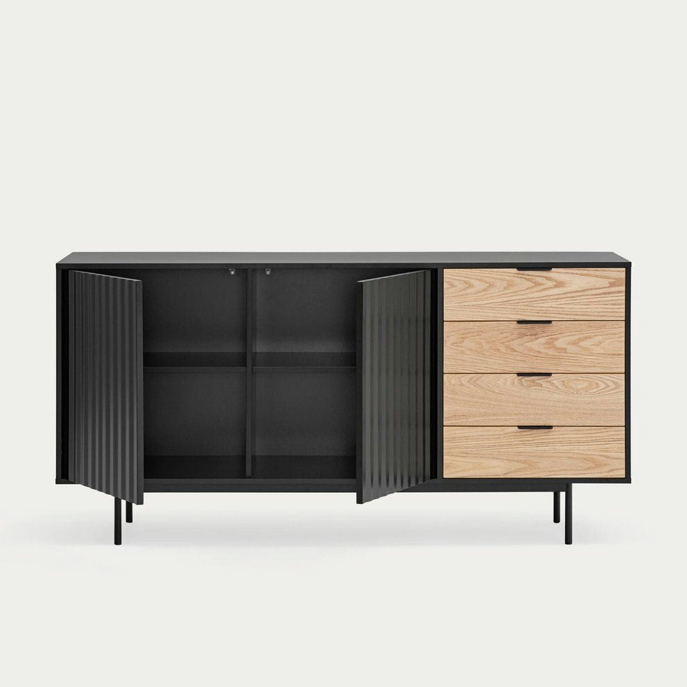 El Aparador bajo en madera y DM Sierra 2P4C es un aparador moderno con patas de metal negro, que presenta cajones de madera a la derecha y dos puertas de gabinete con paneles negros a la izquierda que revelan un almacenamiento inteligente en su interior.