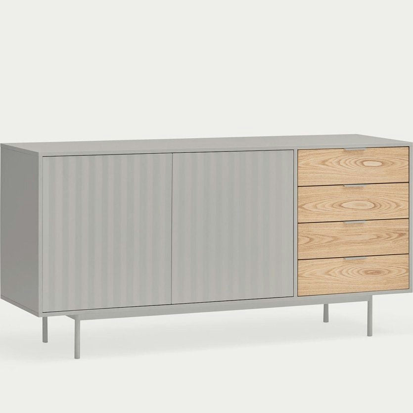 El Aparador bajo en madera y DM Sierra 2P4C presenta un diseño industrial moderno con dos puertas corredizas grises y tres cajones de madera a la derecha, todos elegantemente colocados sobre delgadas patas de metal.