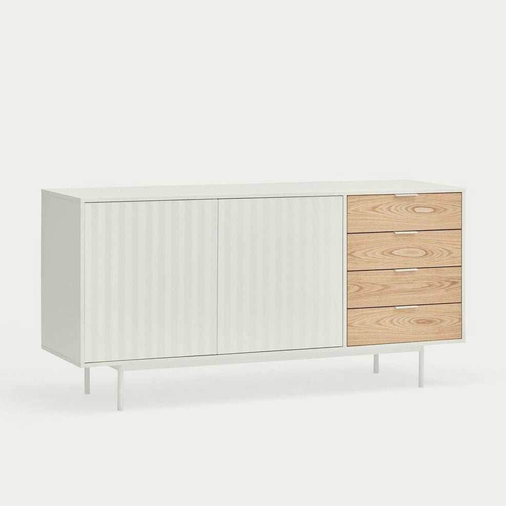 El aparador bajo en madera y DM Sierra 2P4C destila elegancia moderna con su acabado blanco, presentando dos puertas corredizas a la izquierda y cuatro cajones de madera a la derecha, todos ellos apoyados sobre esbeltas patas de metal.