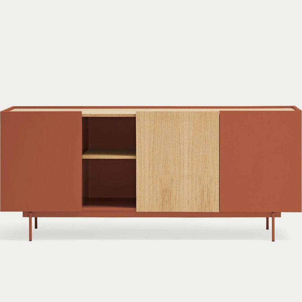 El Aparador moderno Otto 3P3C es un aparador rectangular con dos puertas de color rojo anaranjado y una puerta central de madera, que cuenta con un estante interior abierto para un almacenamiento versátil.