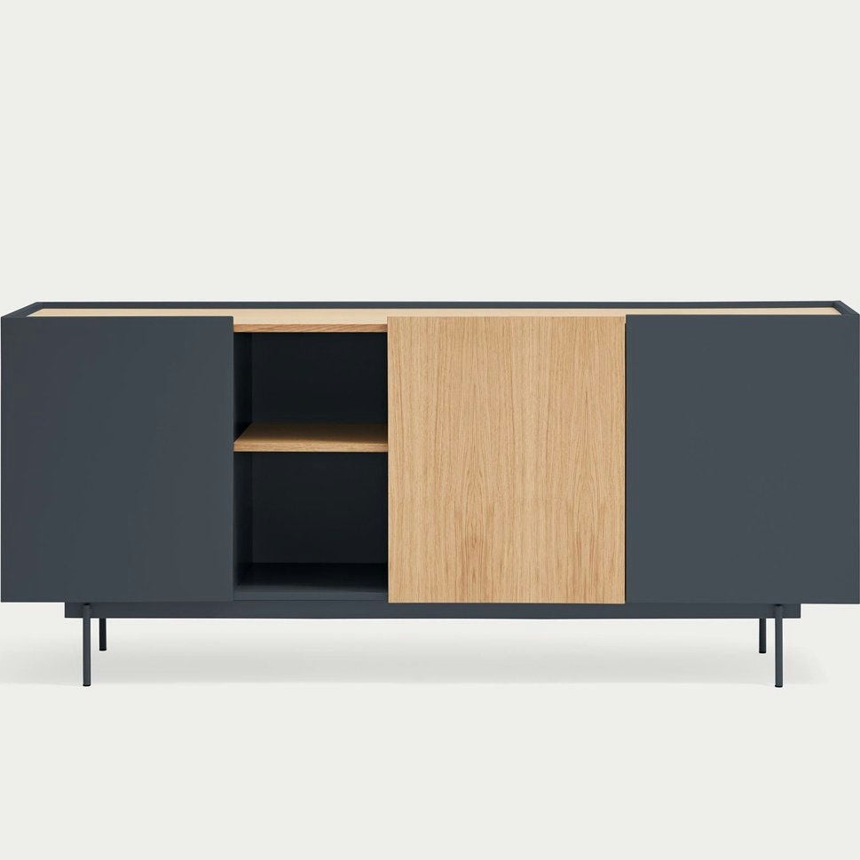 El aparador moderno Otto 3P3C es un aparador elegante con dos puertas oscuras, una puerta corrediza de madera y un estante central abierto para un almacenamiento versátil.