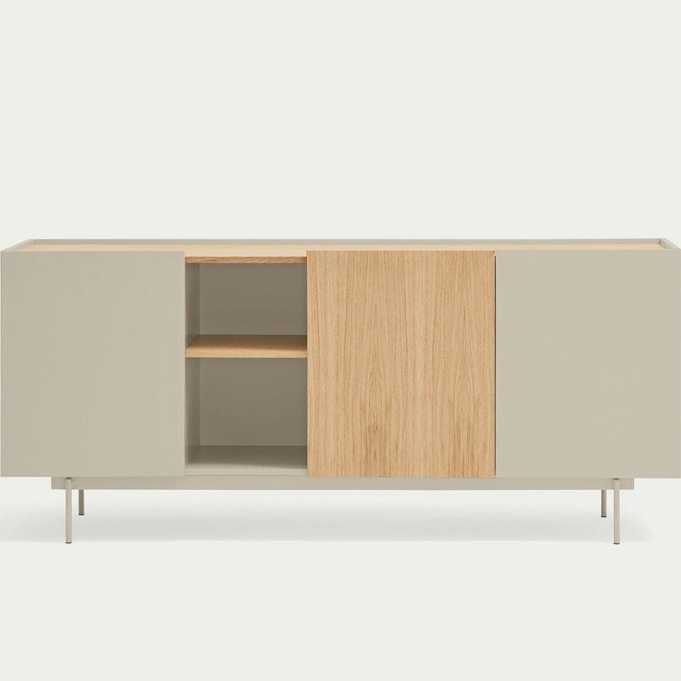 El aparador moderno Otto 3P3C es un aparador elegante con un cuerpo de color claro, que presenta dos gabinetes cerrados y una sección central abierta con dos estantes de madera para un almacenamiento versátil.