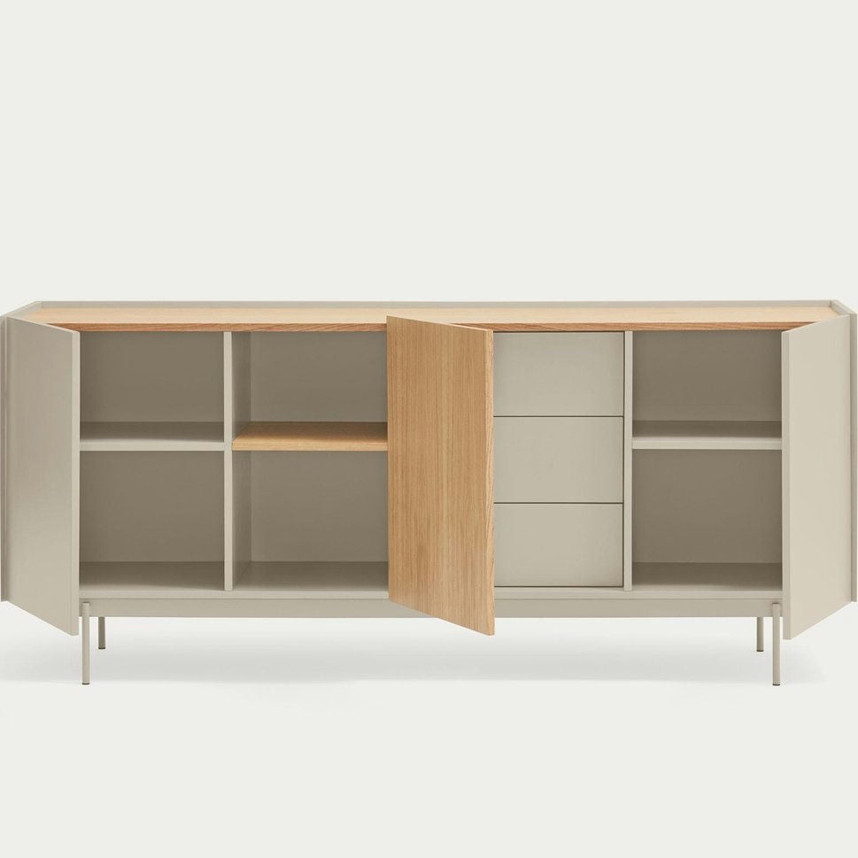 El aparador moderno Otto 3P3C, con un acabado en beige y madera, es la máxima expresión del diseño moderno. Sus puertas abiertas revelan un almacenamiento versátil con estantes y tres cajones en el lado derecho.