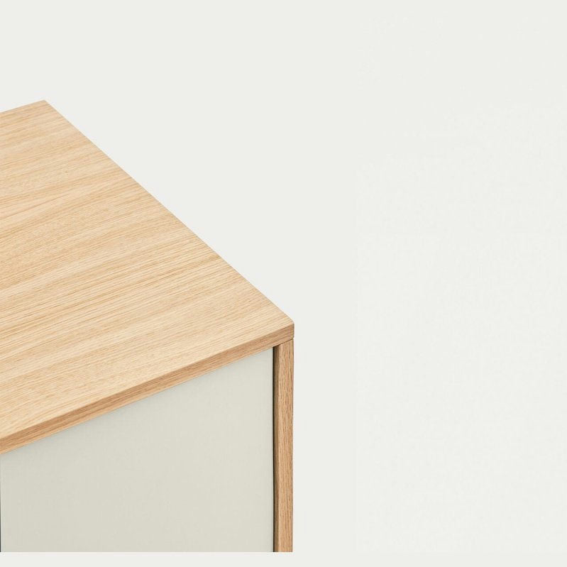 Primer plano de una esquina del Aparador moderno Yoko 2P3C en acabado madera clara con puertas Yoko, mostrando su diseño moderno-industrial sobre un fondo blanco liso.