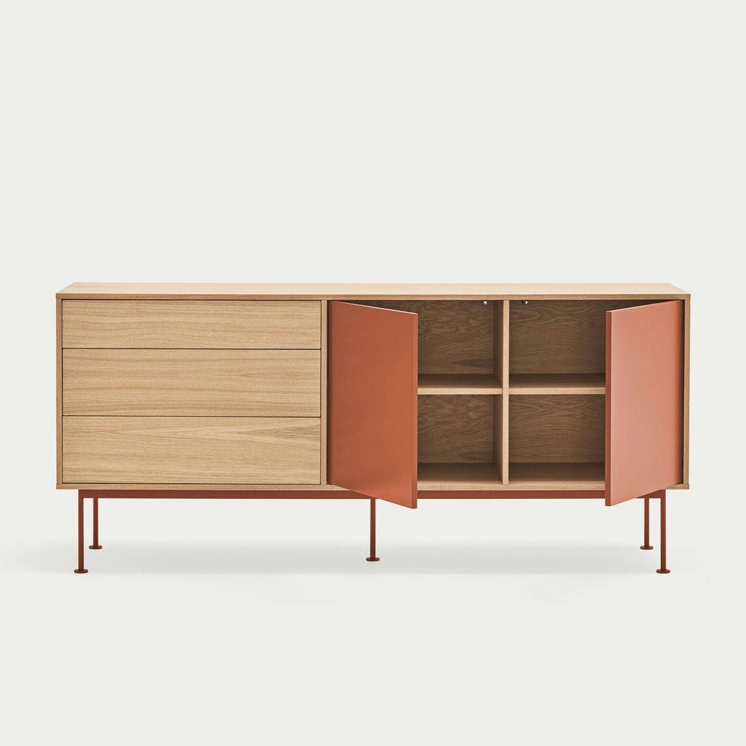 El aparato moderno Yoko 2P3C es de estilo moderno-industrial, acabado claro, con seis cajones a la izquierda y tres estantes abiertos con dos puertas naranjas a la derecha para un almacenamiento eficiente.