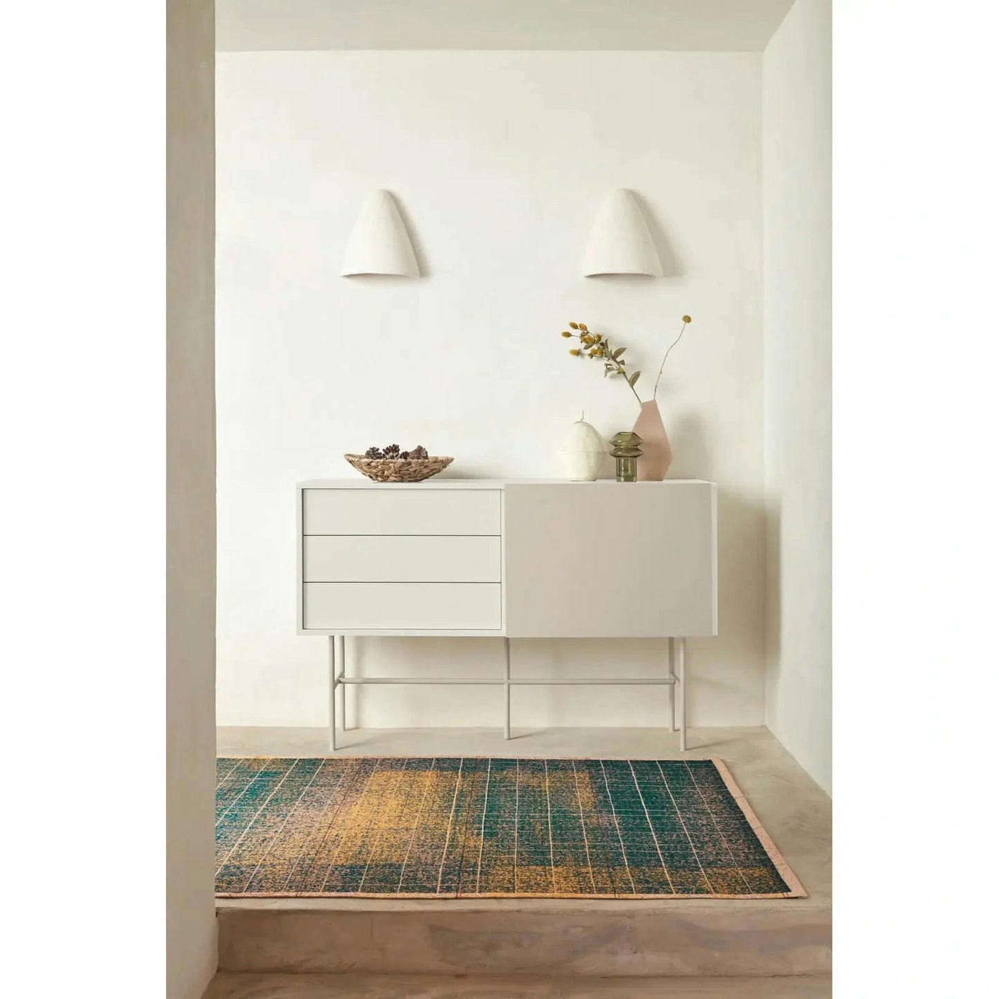 Una habitación minimalista muestra el