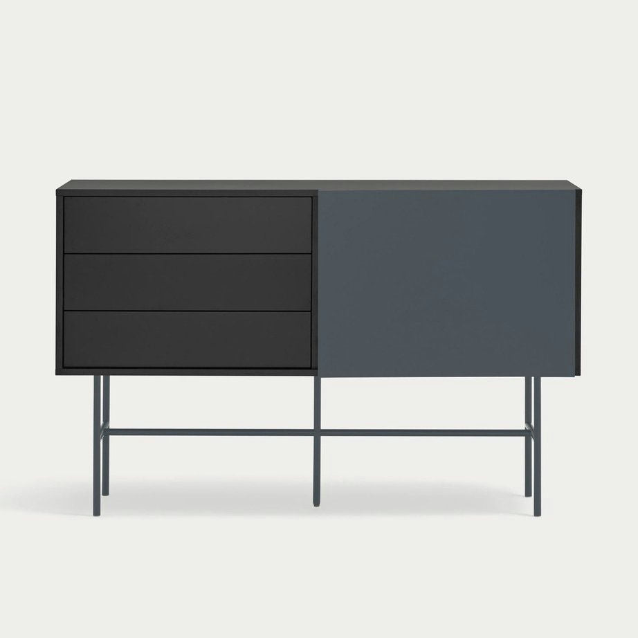 Un aparador moderno minimalista, que presenta cajones Nube y una elegante puerta corredera a la derecha, todo ello sostenido por finas patas de metal, se conoce como Aparador moderno con Puerta Corredera Nube 1P3C.