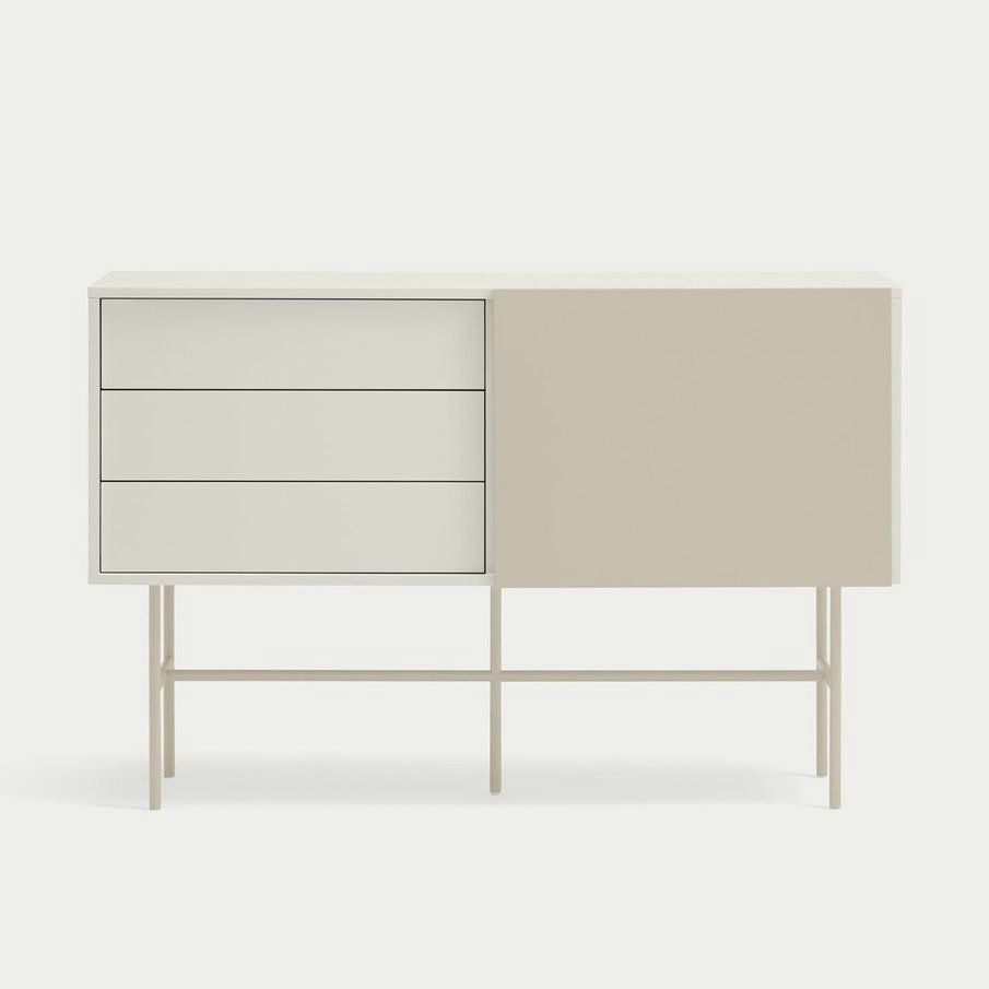 El Aparador moderno con Puerta Corredera Nube 1P3C presenta un diseño minimalista con un marco blanco, tres cajones a la izquierda y una puerta de gabinete beige a la derecha, todo sostenido por patas delgadas.
