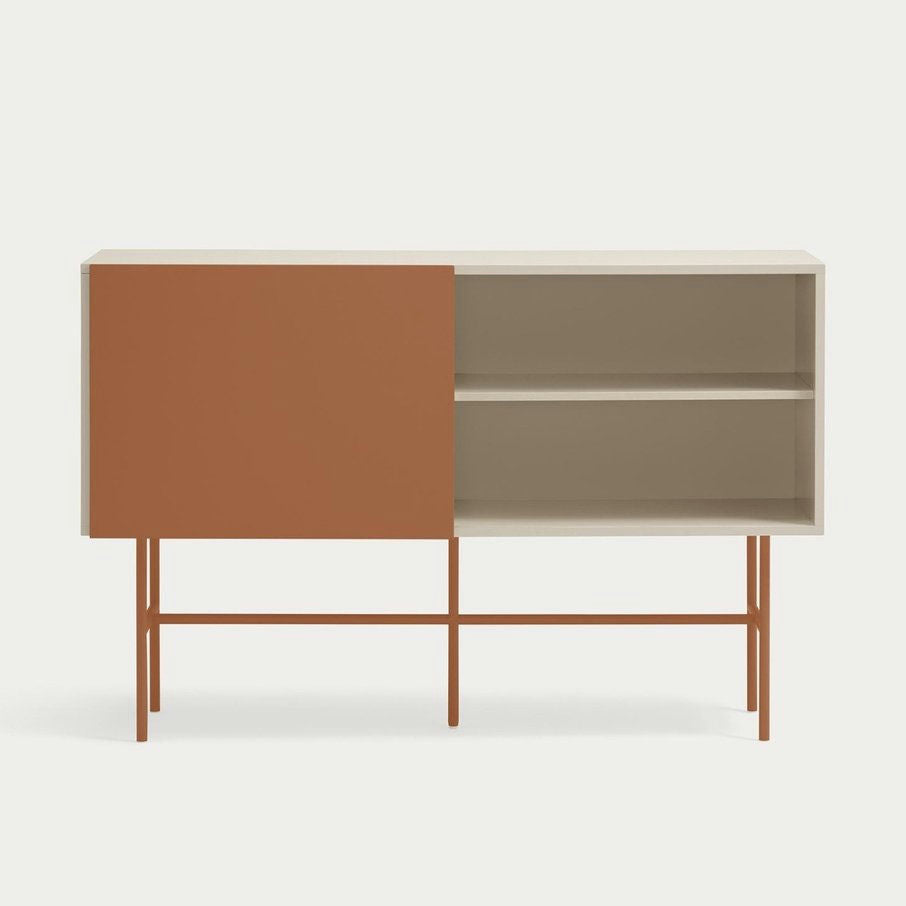 Explora el Aparador moderno con puerta corredera Nube 1P3C de la colección Nube. Esta elegante pieza cuenta con un diseño minimalista con una puerta corrediza marrón, estantes abiertos y patas delgadas.