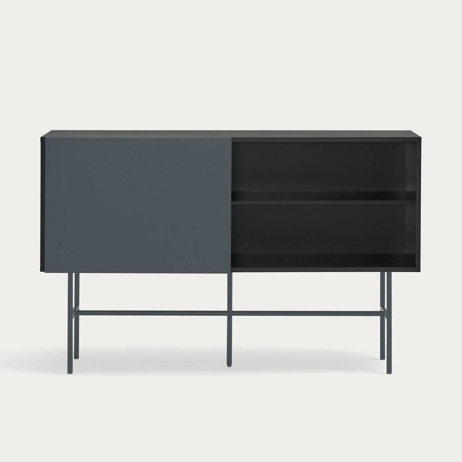 El Aparador moderno con Puerta Corredera Nube 1P3C es un elegante mueble negro con patas delgadas, que cuenta con un compartimento izquierdo cerrado y dos estantes derechos abiertos. Como parte de la exclusiva colección Nube, encarna el diseño minimalista al tiempo que combina estilo y funcionalidad sin esfuerzo.