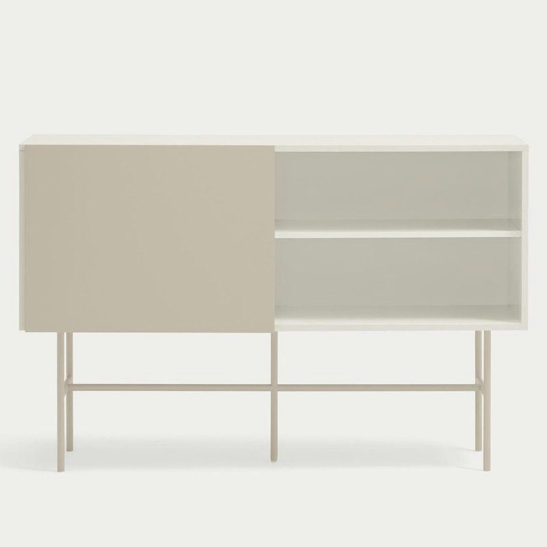 El Aparador moderno con Puerta Corredera Nube 1P3C tiene una puerta corredera beige, dos estantes abiertos y delgadas patas de metal, ideal para un almacenamiento eficiente con su elegante diseño minimalista.
