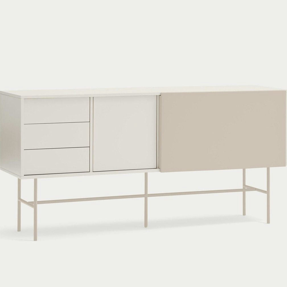 El Aparador moderno con Puerta Corredera Nube 2P3C cuenta con tres cajones y dos puertas corredizas sobre elegantes patas de metal, brindando una funcionalidad elegante en blanco y beige para un toque minimalista sobre un fondo blanco nítido.