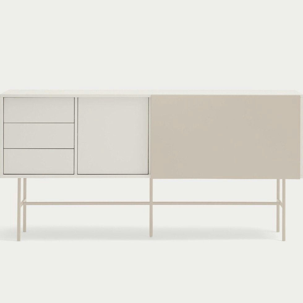 El Aparador moderno con Puerta Corredera Nube 2P3C es un aparador minimalista en blanco y beige con tres cajones, un armario y una gran puerta corredera. Está elaborado por expertos de Cambres Design y se sostiene sobre una fina estructura de metal.