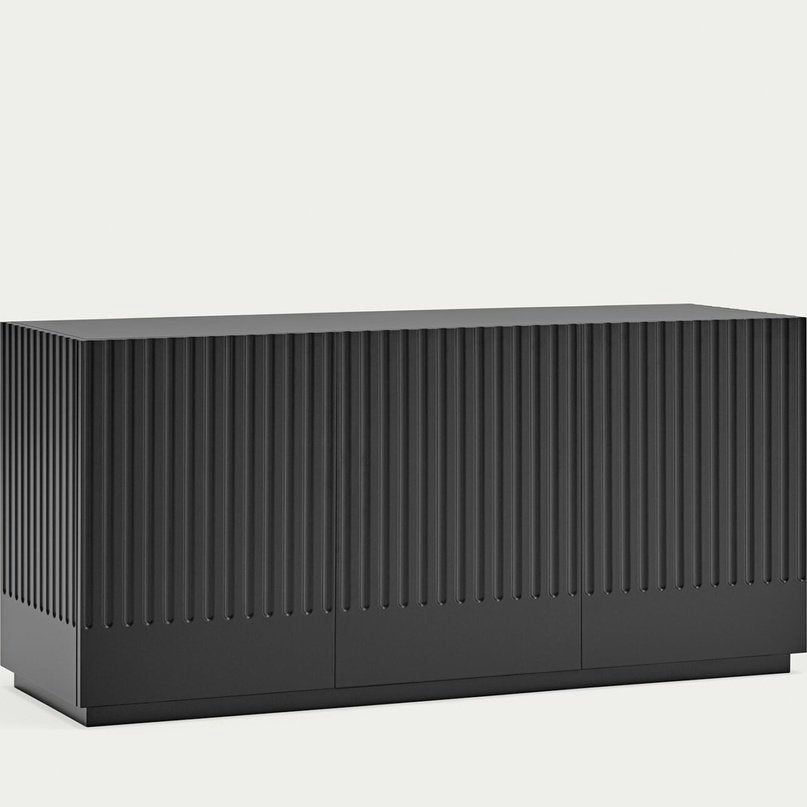 Un elegante aparador negro con ranuras verticales en el frente del diseño Aparador moderno con Puertas Doric 3P3C, sobre un fondo liso.